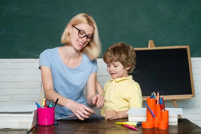 She not teach at this school. Маленький ребёнок с учительницей. мать учительница. грязные разговоры училка. mother teacher.