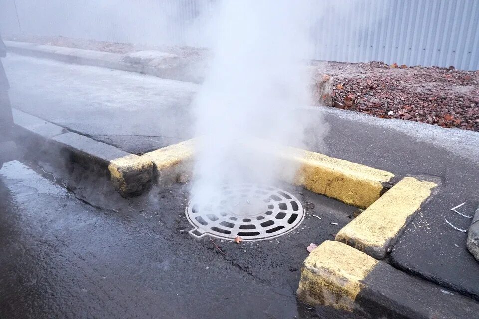 Горячая вода идет паром. Вода бежит из крана. Прорвало трубу в квартире. Пар воды. Горячая вода идет паром.
