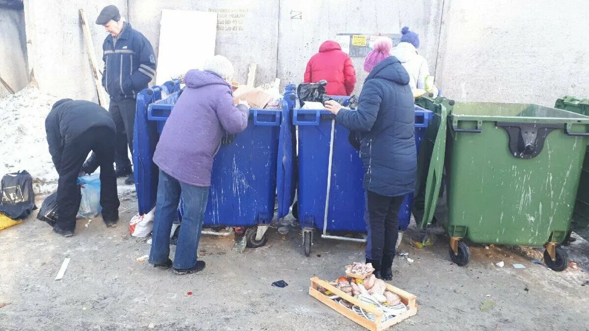 Пенсионеры роются в помойке. Пенсионеры в мусорных баках. Пенсионеры копаются в мусорных баках. Бабка роется в помойке. Пенсионеры роются в помойке.