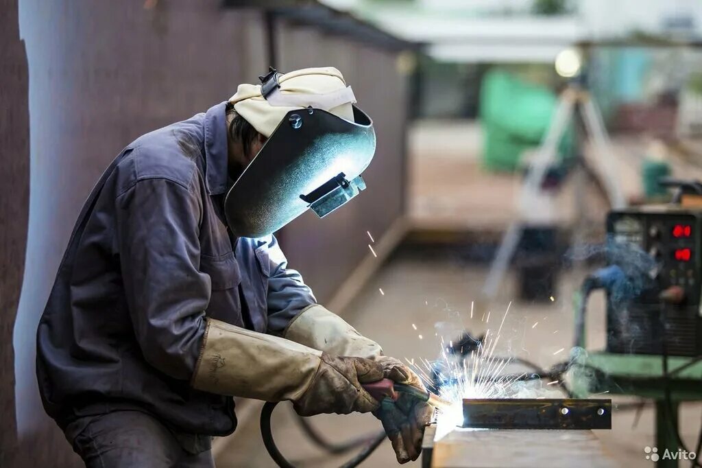 бригада сварщиков. сварка алюминия полуавтоматом в среде аргона. сварка металлоконструкций. сварка. вибрационные нагрузки сварочных работ.