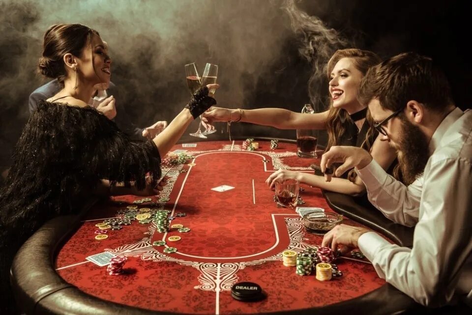 Играем в карты на жену. Девушка за покерным столом. Фотосессия в стиле Покер. Женщина играет в карты. Покерный стол в казино.