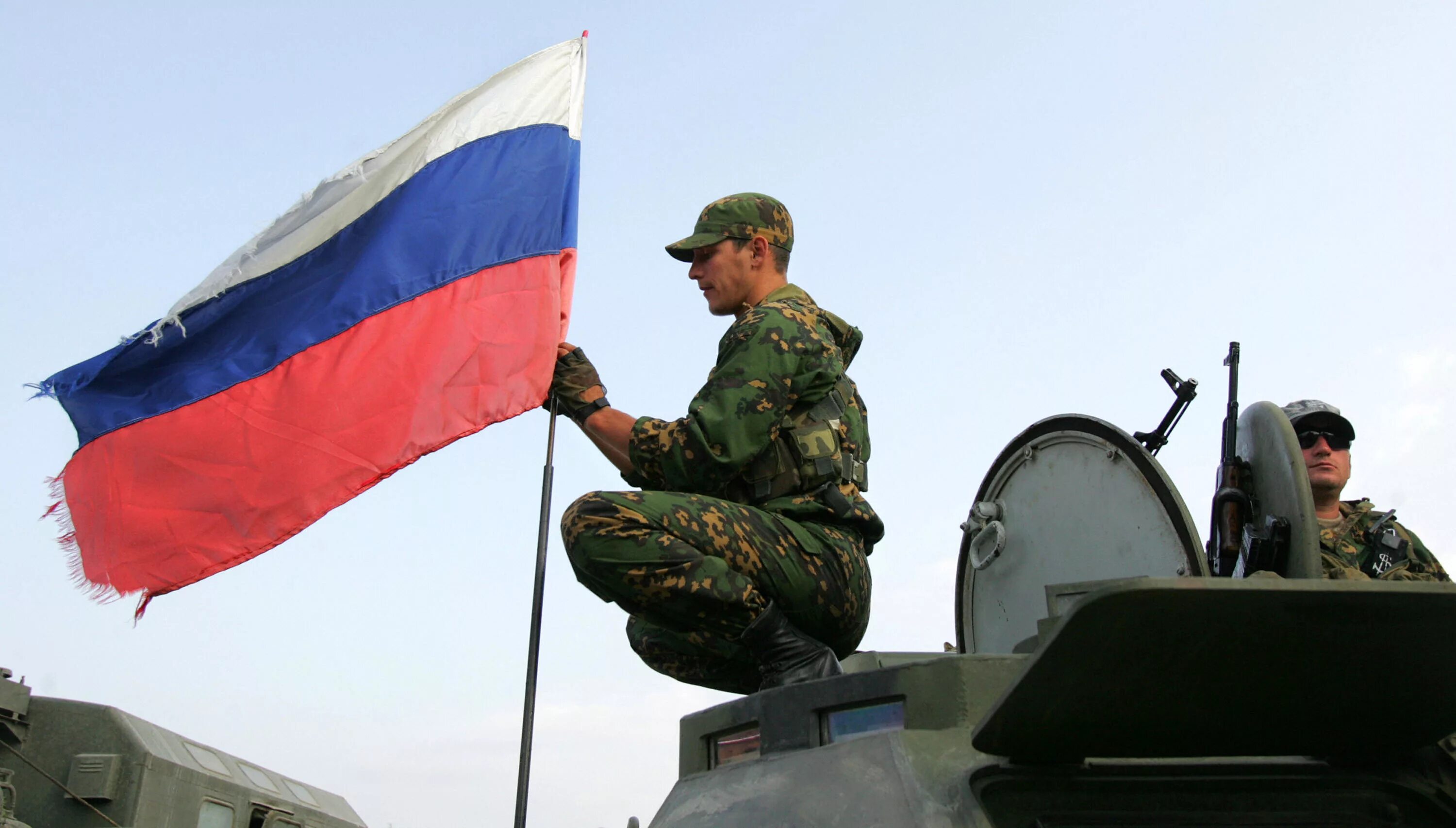 Держаться войск. Солдат с российским флагом. Российские военные с флагом. Солдаты СС российским флагом. Российские войска с флагом.