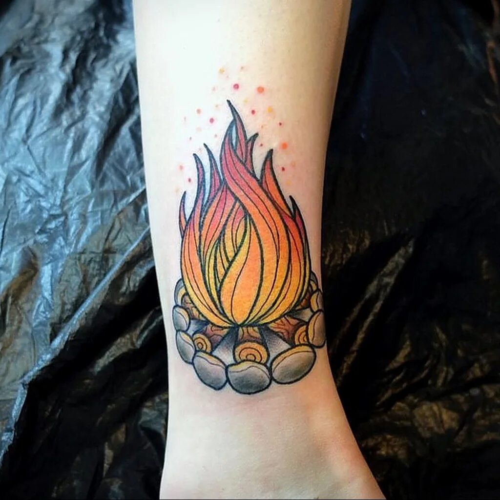 Тату пламя. Языки пламени тату. Тату огонь. Тату огонь минимализм. Тату пламя.