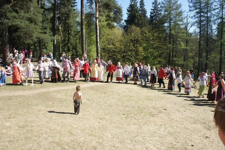 Старинные весенние праздники. Красная горка праздник на руси. Гулянья на красную горку. Фольклорный праздник «троицкие гуляния». Весенний праздник красная горка.