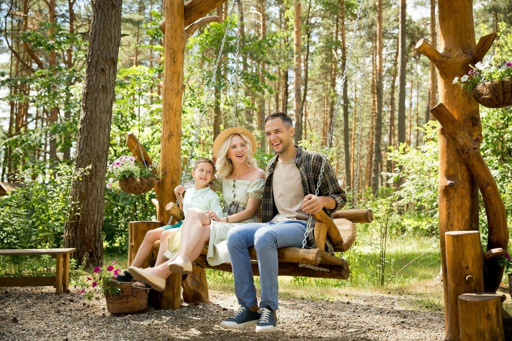 Выходные с детьми ленинградская область. Отдых на природе. Осенняя одежда для всей семьи. Пикник с семьей на природе. Дети в парке колядуют.