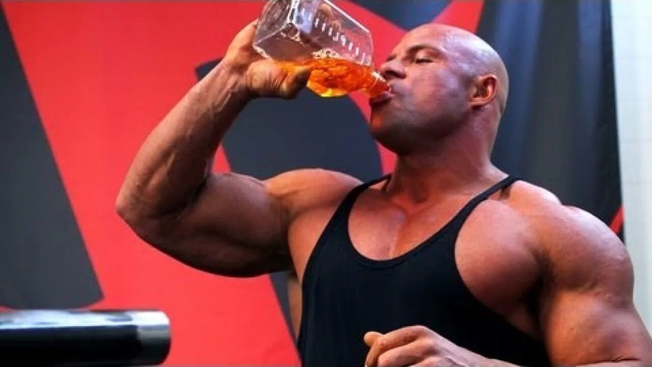 качок с бутылкой. еда бодибилдинг. пивные мышцы. пьющие бодибилдеры. спортивные добавки для спортсменов.