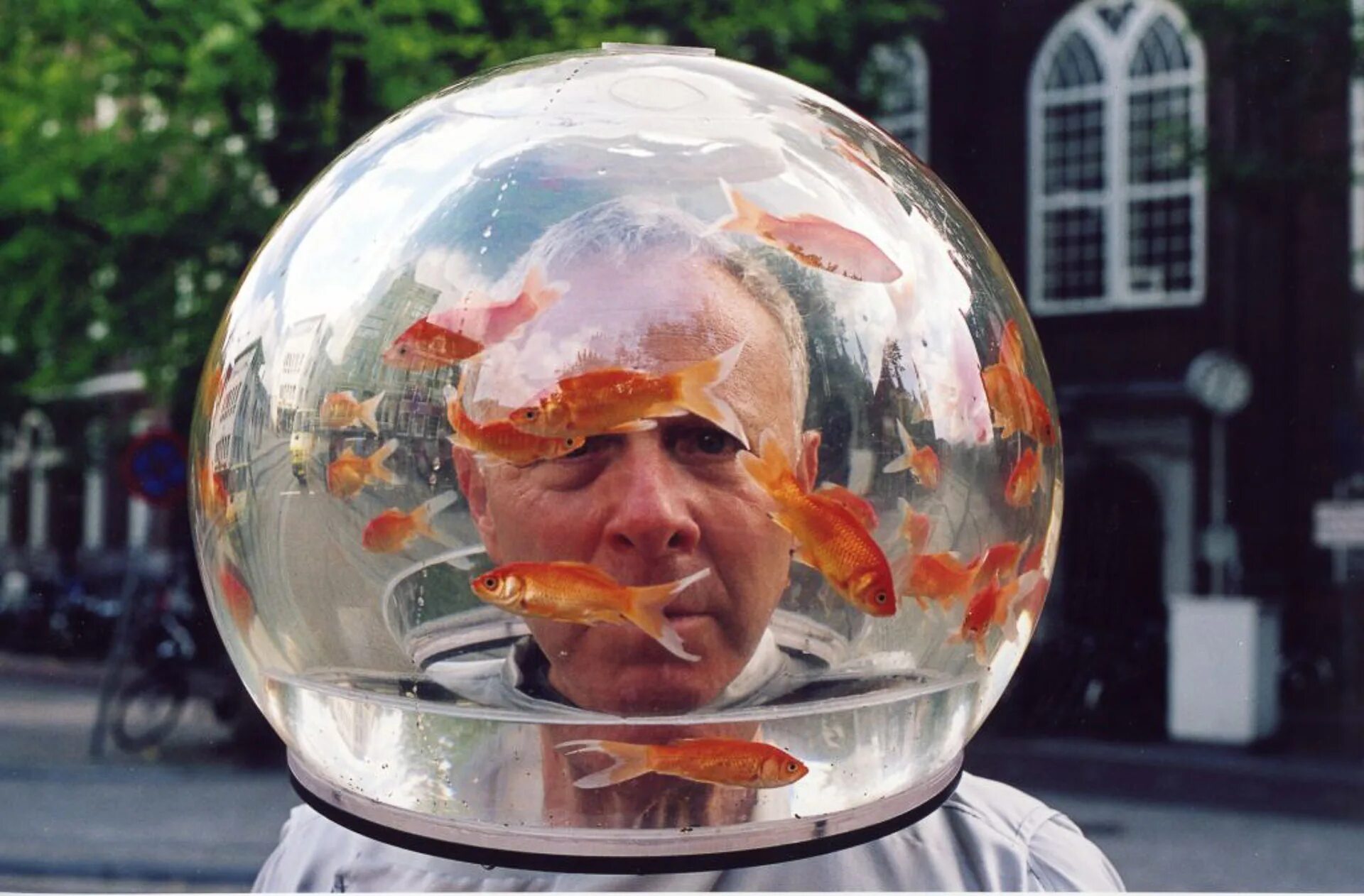 Человек аквариум. Человек аквариум. Человек с аквариумом на голове. Отель атлантис дубай океанариум. Аквариум на голове.