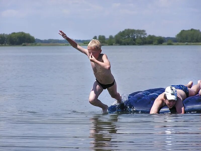 Купание в водоемах. Опасности на водоемах летом. Дети купаются в реке. Дети летом на воде.
