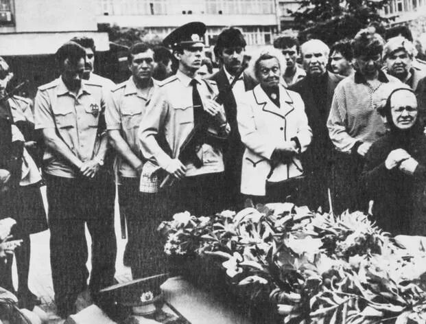 газета солдат отечества. апрель 1992. киркоров 1992 год. больница скорой помощи 3 челябинск старое фото. солдатские газеты.