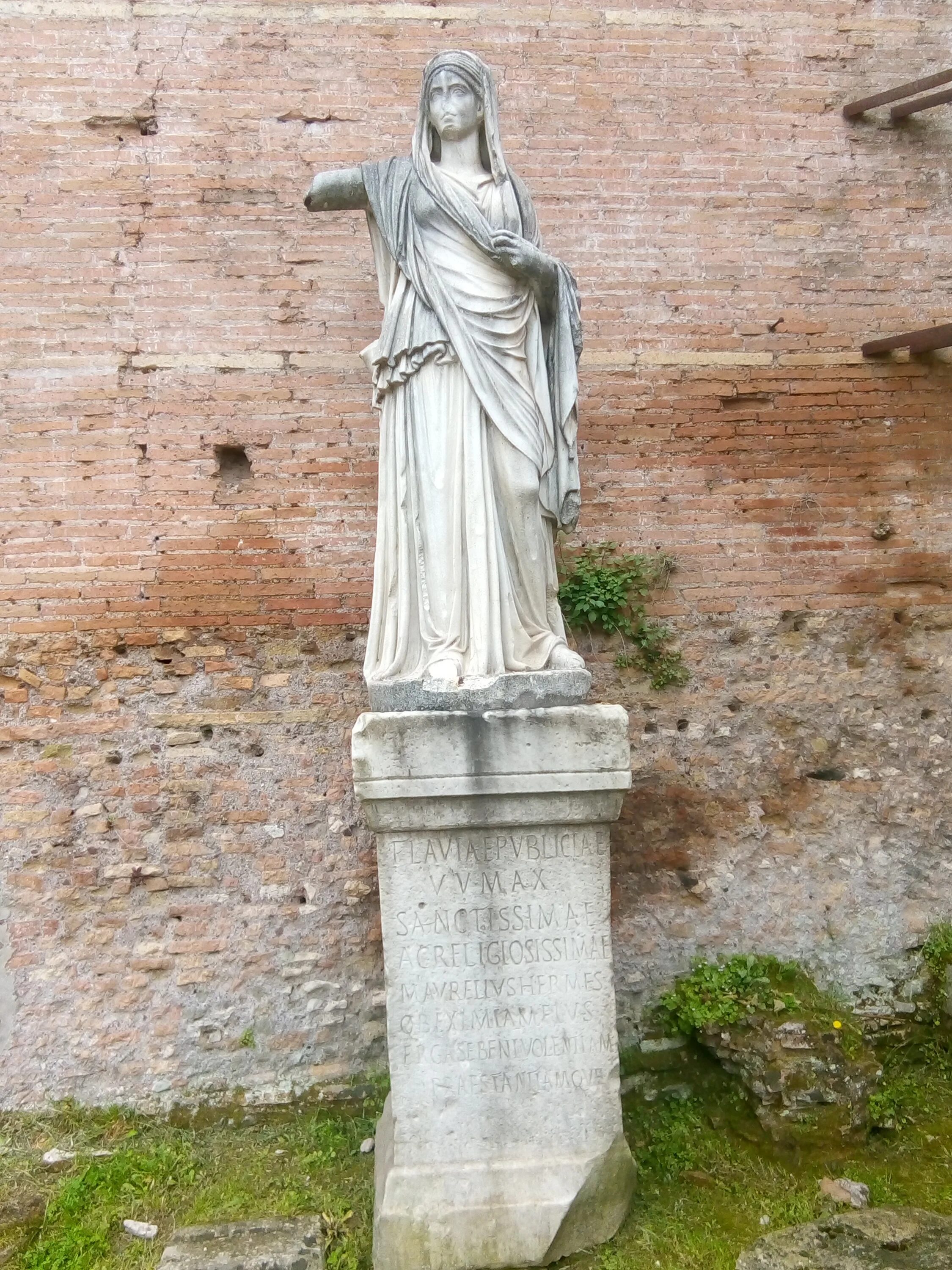 Кто такая весталка в древнем риме. Весталка в древнем Риме. Аквилея весталка. Весталка статуя.