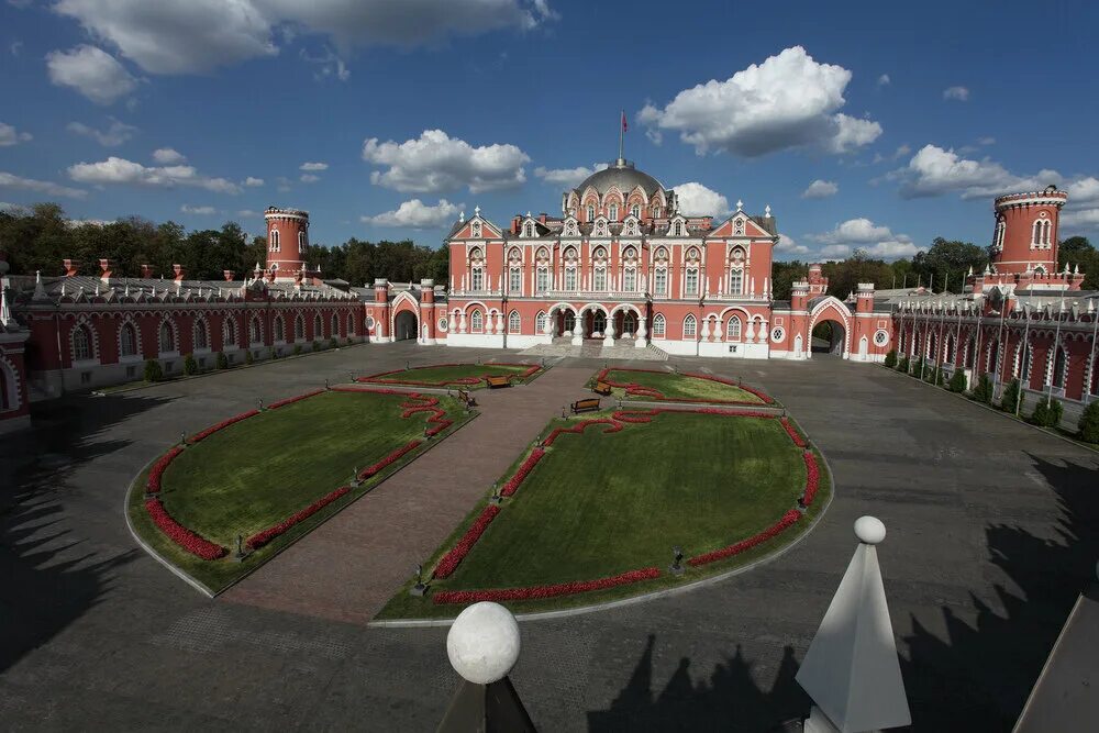 Петровский путевой дворец парк. Петровский дворец в Москве. Московский Версаль Петровский путевой дворец. Петровский путевой дворец Петровские палаты. Путевой дворец билеты