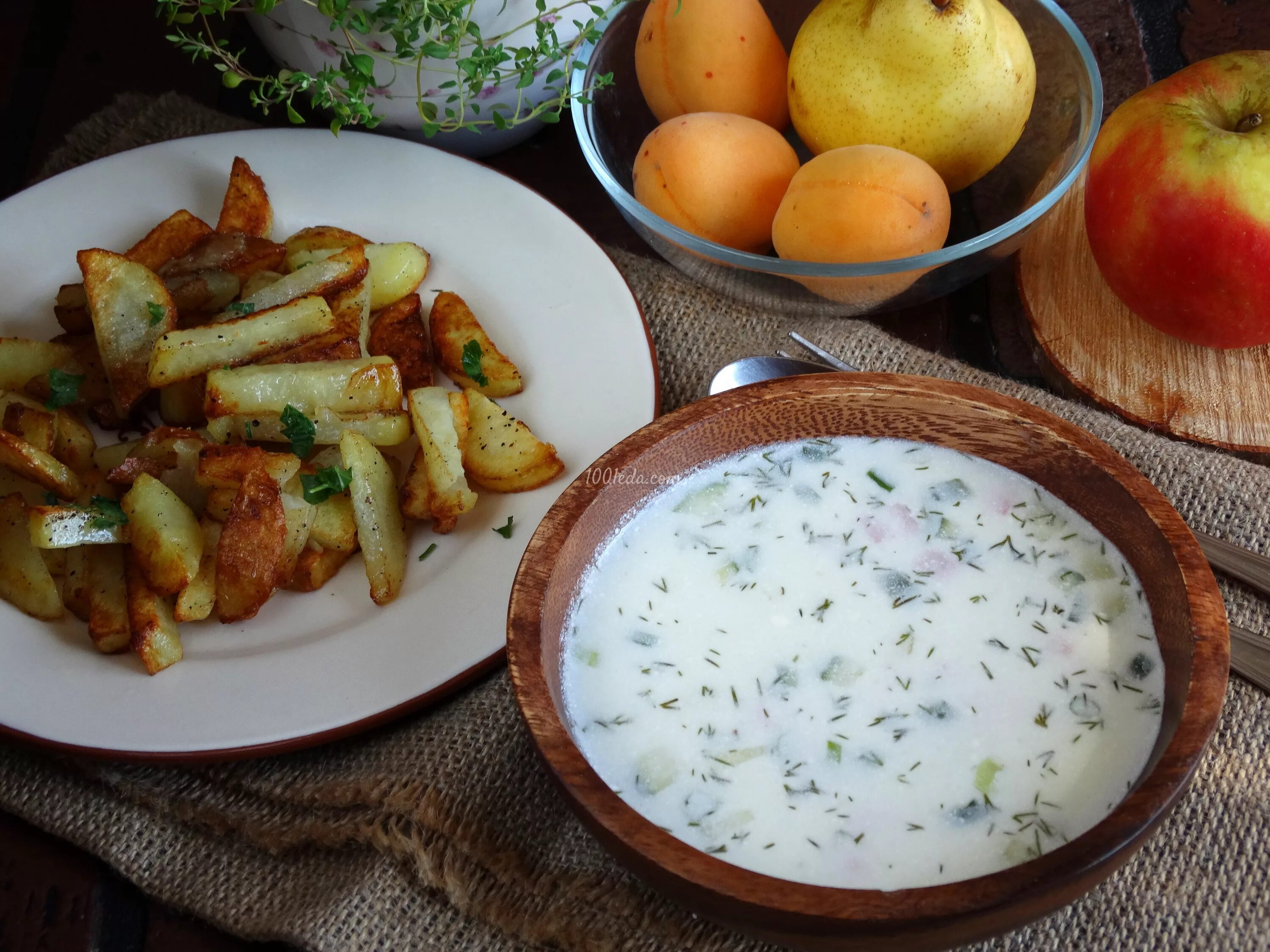 Кефир картофель рецепт. Окрошка с картошкой. окрошка с жареной картошкой. окрошка с кефиром и жареная картошка. окрошка в прикуску с картошкой.