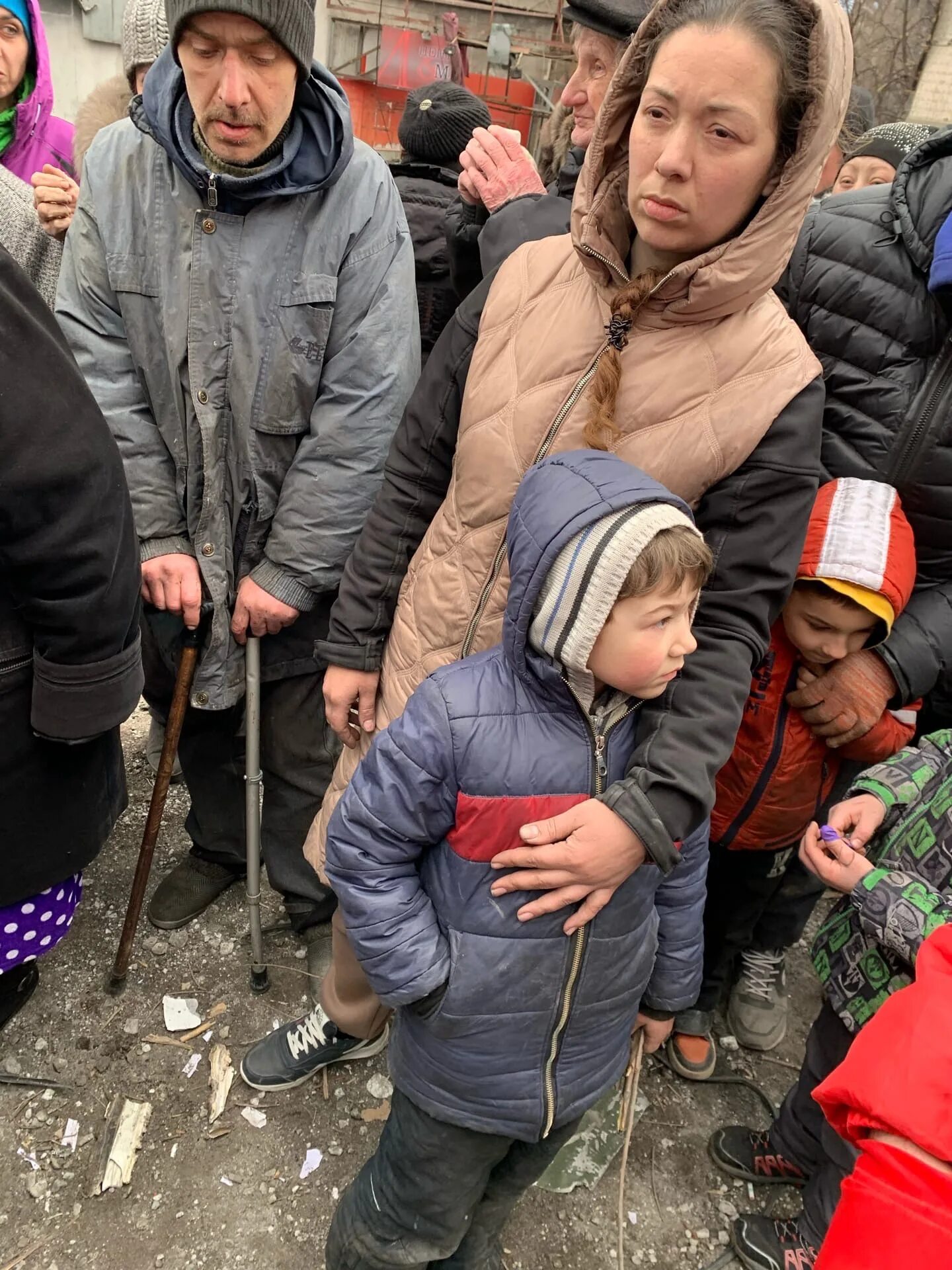 Волонтеры в мариуполе. Беженцы с Донбасса. Мариуполь беженцы. Волонтеры помогают. Беженцы с Украины.