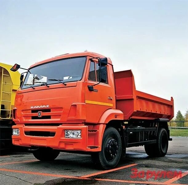 Два самосвала. Два самосвала. Самосвал камаз 65802-002-87(s5). Камаз 6520 сельхозник. Камаз 43255 g5 самосвал.