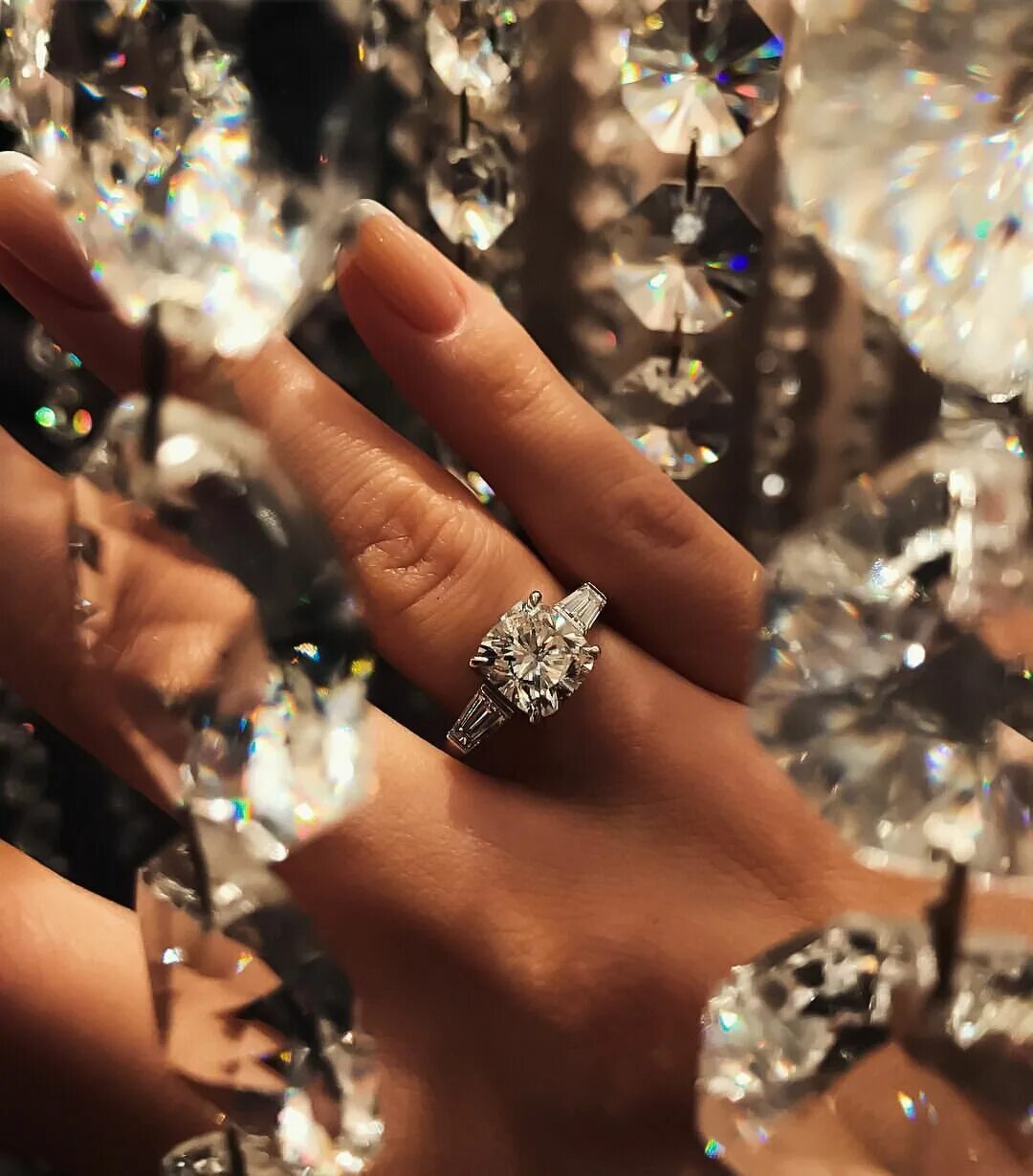 Красивые бриллианты. Роскошь бриллиантов. Бриллиантовые украшения с деньгами. Бриллиантовый перстень. Мужской перстень с бриллиантом.