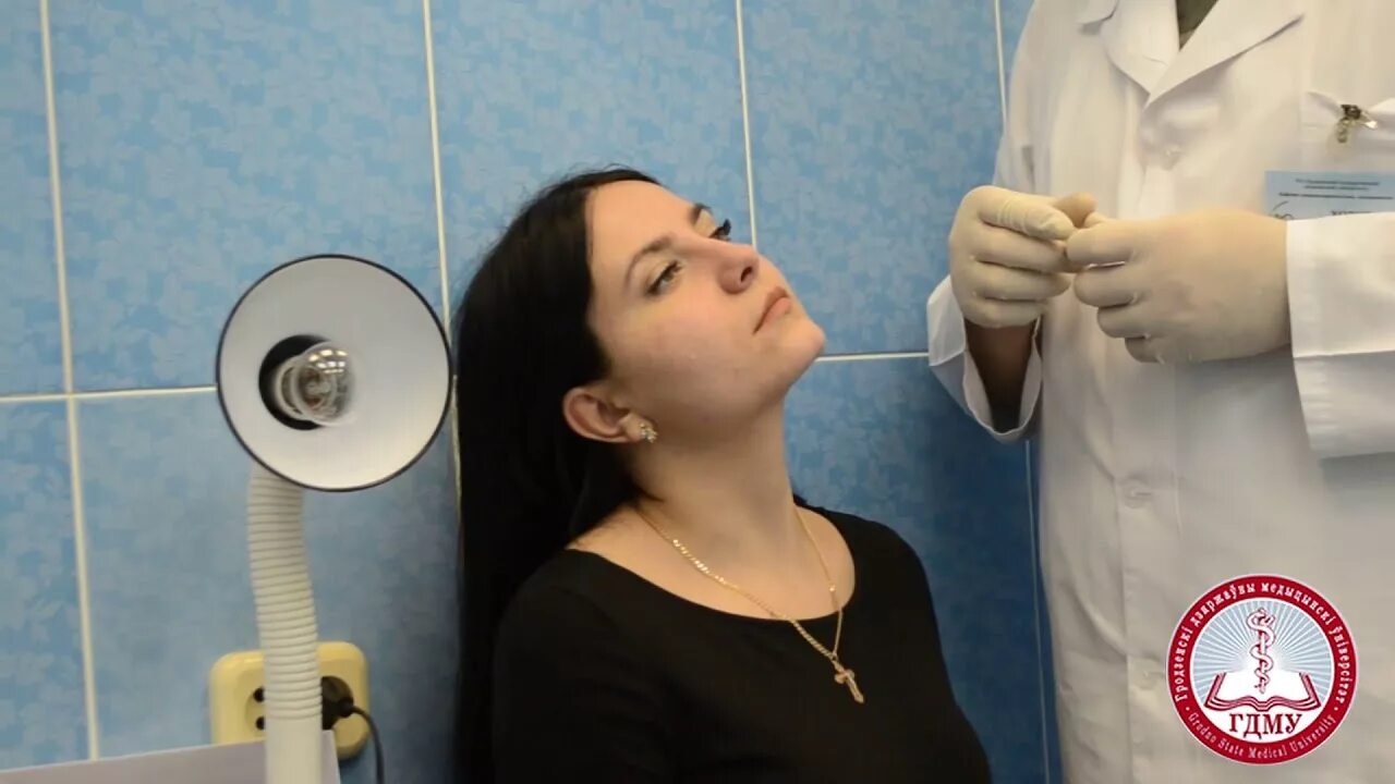 Закапывание в нос глаза уши. Закапывание носа пациенту. Закапывание пациенту капель в нос. Закапывание капель в нос Сестринское дело.