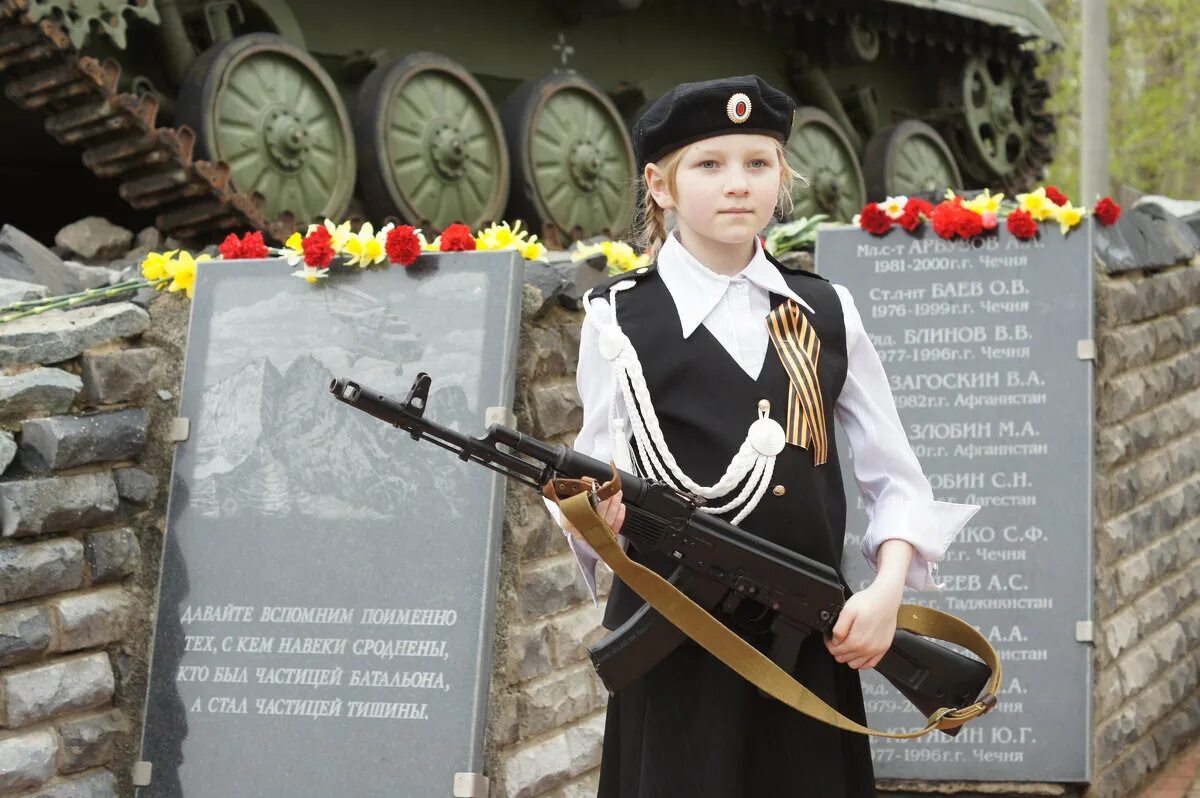 День победы концерт на улице. 9 мая 12 часов. Концерт на 9 мая на солнцеве. Минута молчания на день победы. 2004 год александровский сад день победы.