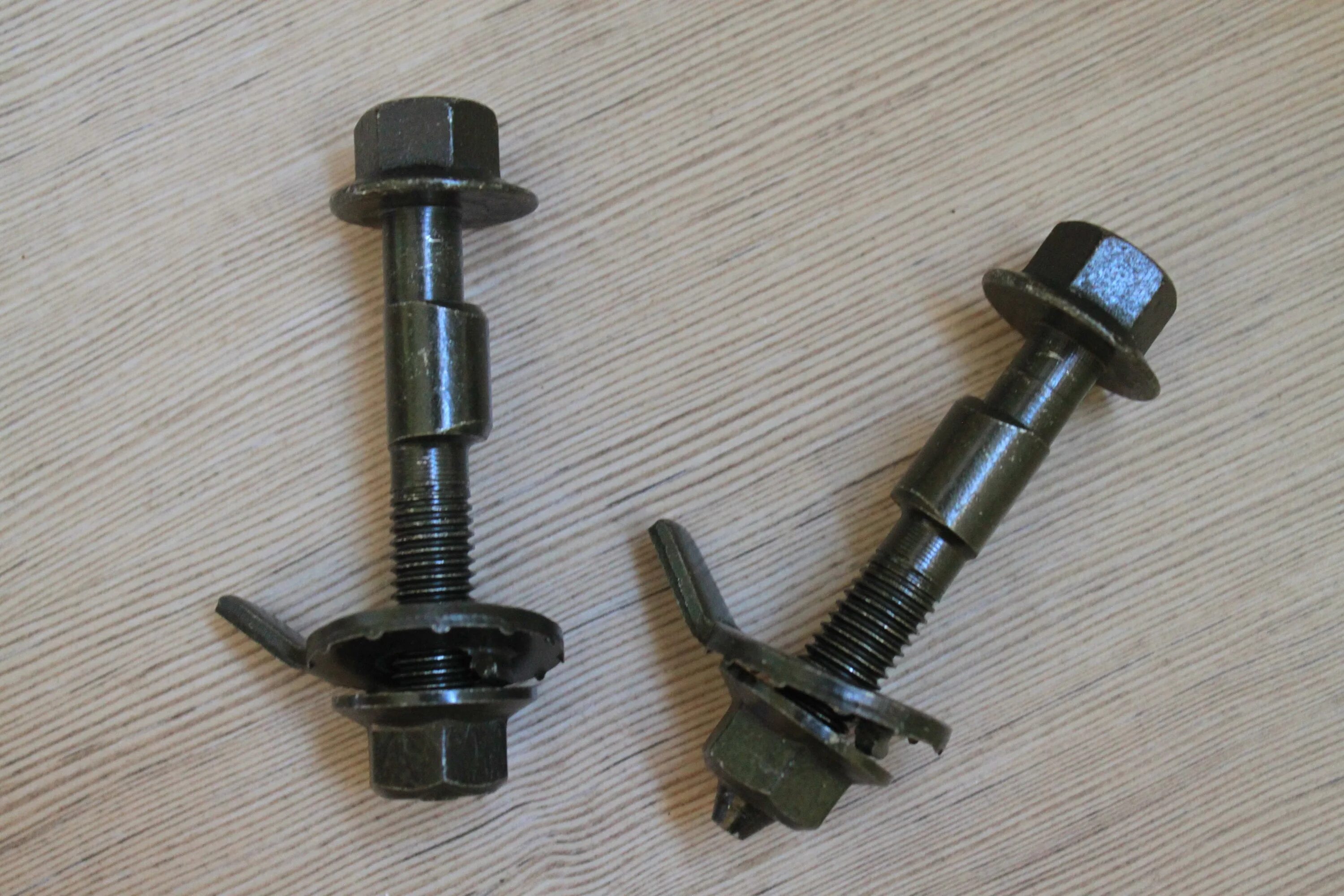 Болты для развала схождения. Развальные болты рено дастер 4х4. болт эксцентрик рено дастер. рено кангу болт развальный. болт развальный рено дастер 4х4 задний.