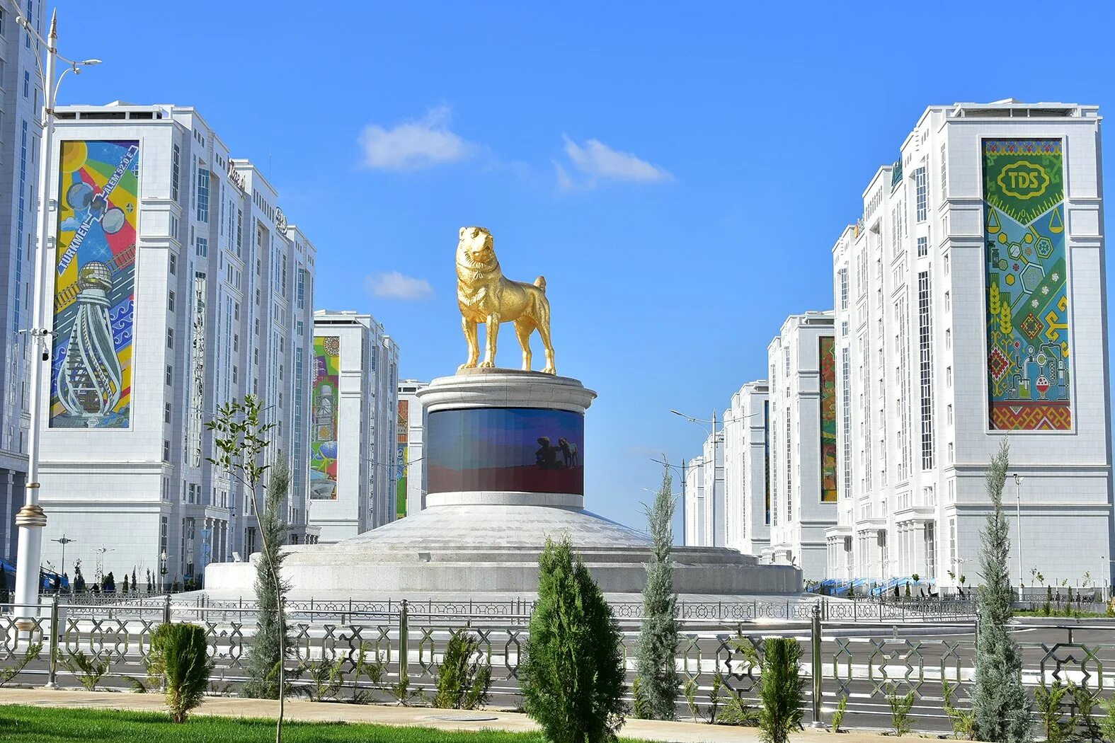 Ашхабад столица Туркменистана. Золотой памятник Туркменбаши в Ашхабаде. Туркменистан монумент Ашхабад.