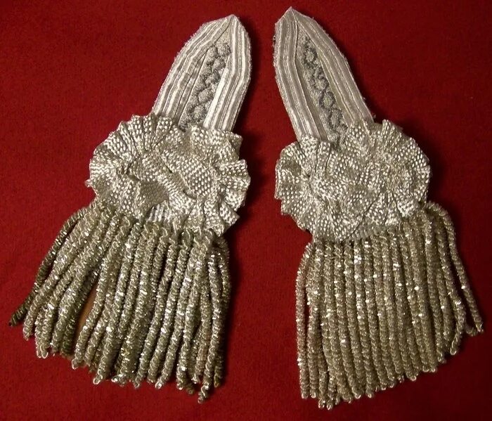 Эполеты с бахромой. Декоративные погоны своими руками. Как сделать эполеты. Как сделать эполеты. Шьем эполеты.