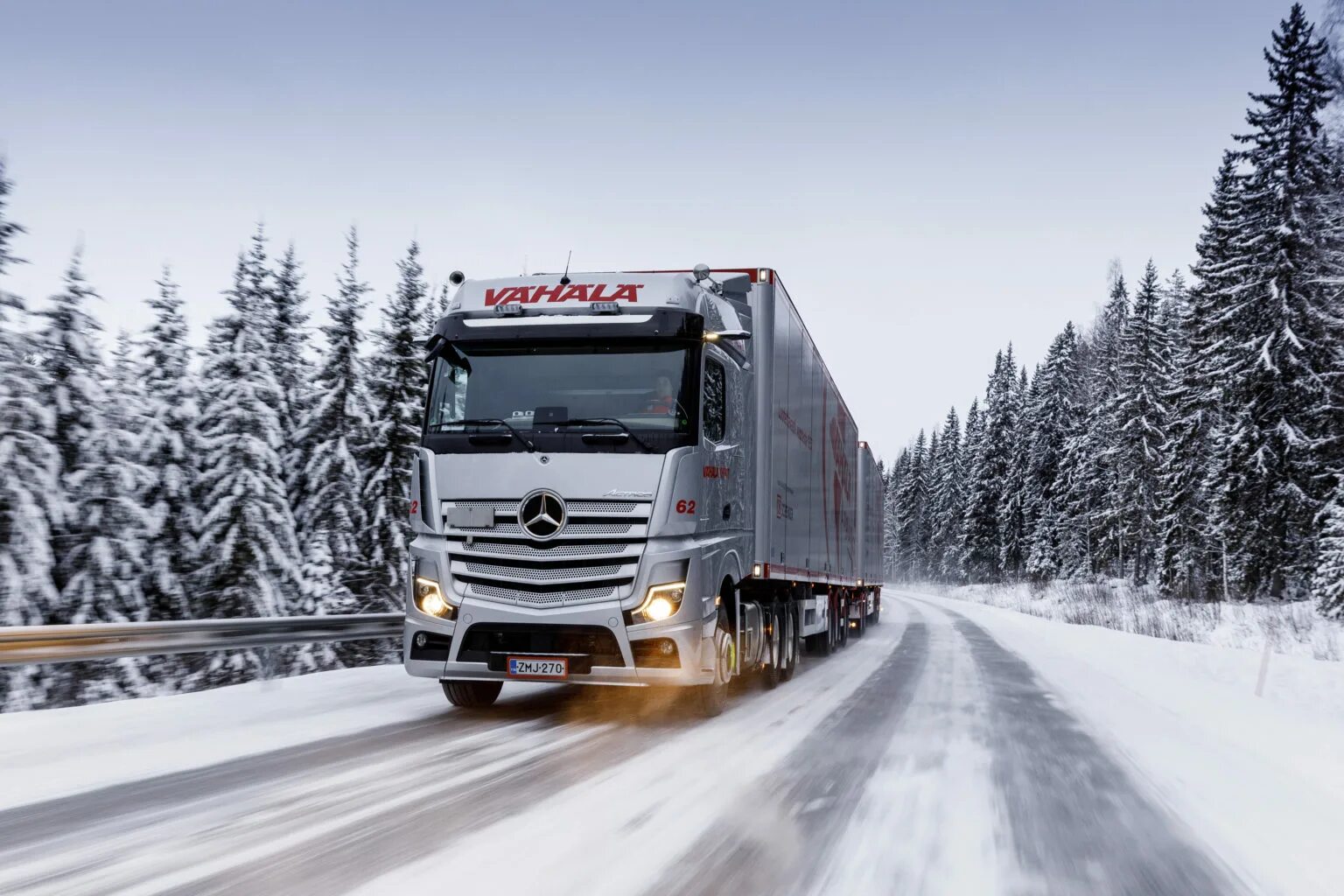Зимний дальнобой. Даф xf 105 дальнобой. Фура зимой. Скания 550 зима. Зимний грузовик.