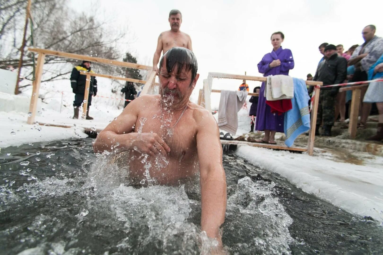 Где крещенские морозы. Крещение 2023 в Киеве. Купание в проруби. Крещенские купания. Крещение прорубь.
