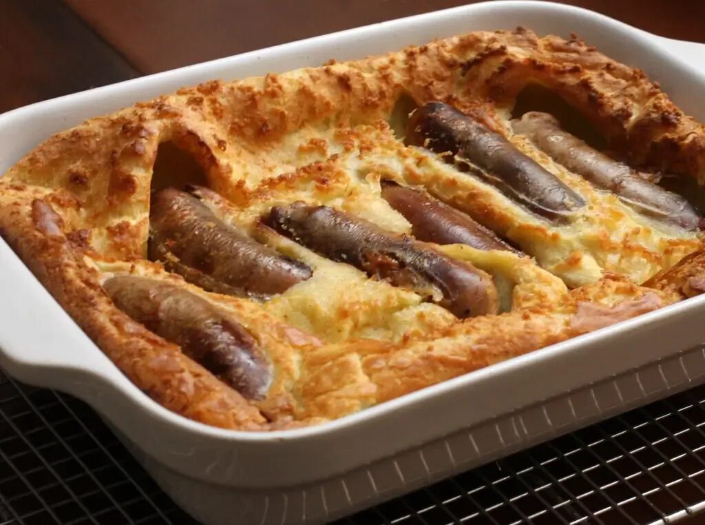 Toad in the hole блюдо. Жаба в тесте. Жаба в тесте. Жаба в тесте. Британское блюдо жаба в норке.