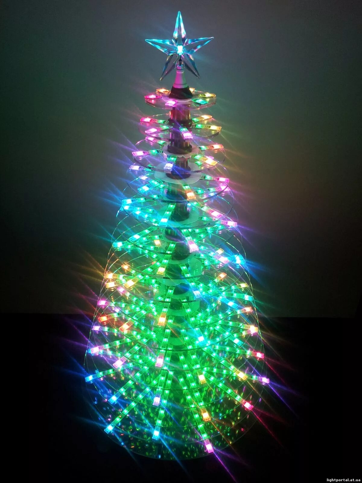 елка из подручных материалов. световой значок елочка. елка светящаяся. светящаяся елка из пенопласта. елка светится огнями.