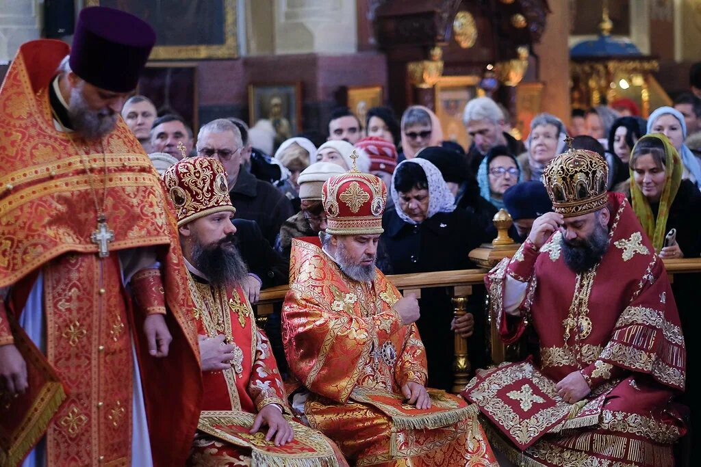 Престольный день. Митрополит Екатеринодарский и Кубанский бордовый цвет.