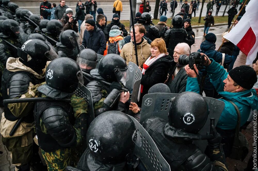 Когда приехал омон. ОМОН Беларусь. Протесты в Белоруссии.