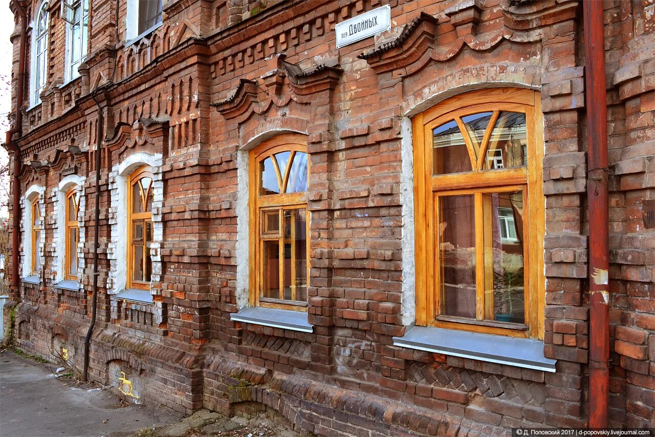 Дома г бийск. Дом осипова бийск. историческое желтое здание. старинные дома новосибирска. здание с боку старинное.
