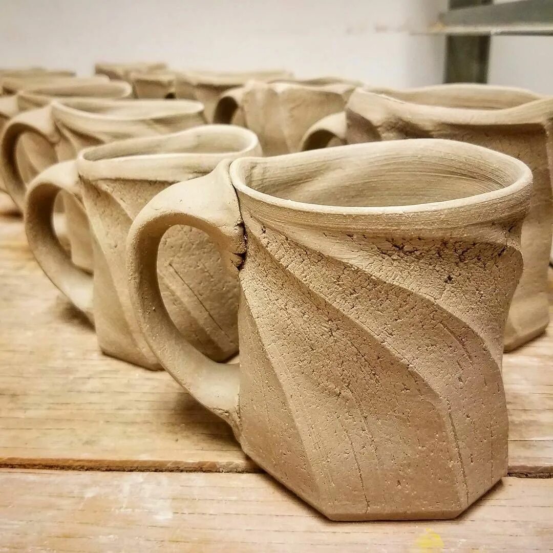 Керамические изделия из глины. Скопинская керамика шамот. Необычные керамические изделия. Керамические изделия из глины. Глиняные изделия.