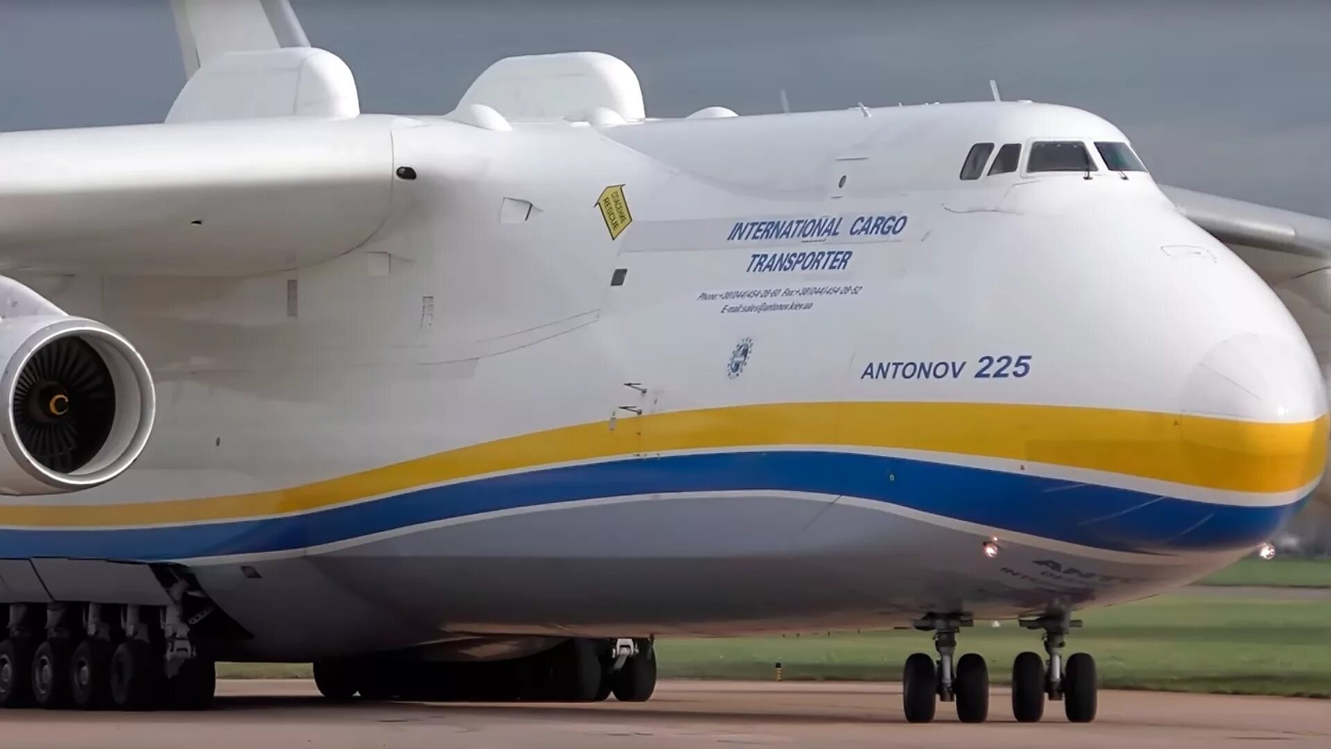 Украинский самолет. АН-225 Мрия пассажирский. АН 225 мега Мрия. Самолет Мрия АН-225 пассажирский. Самый большой самолет в мире АН-225 Мрия.