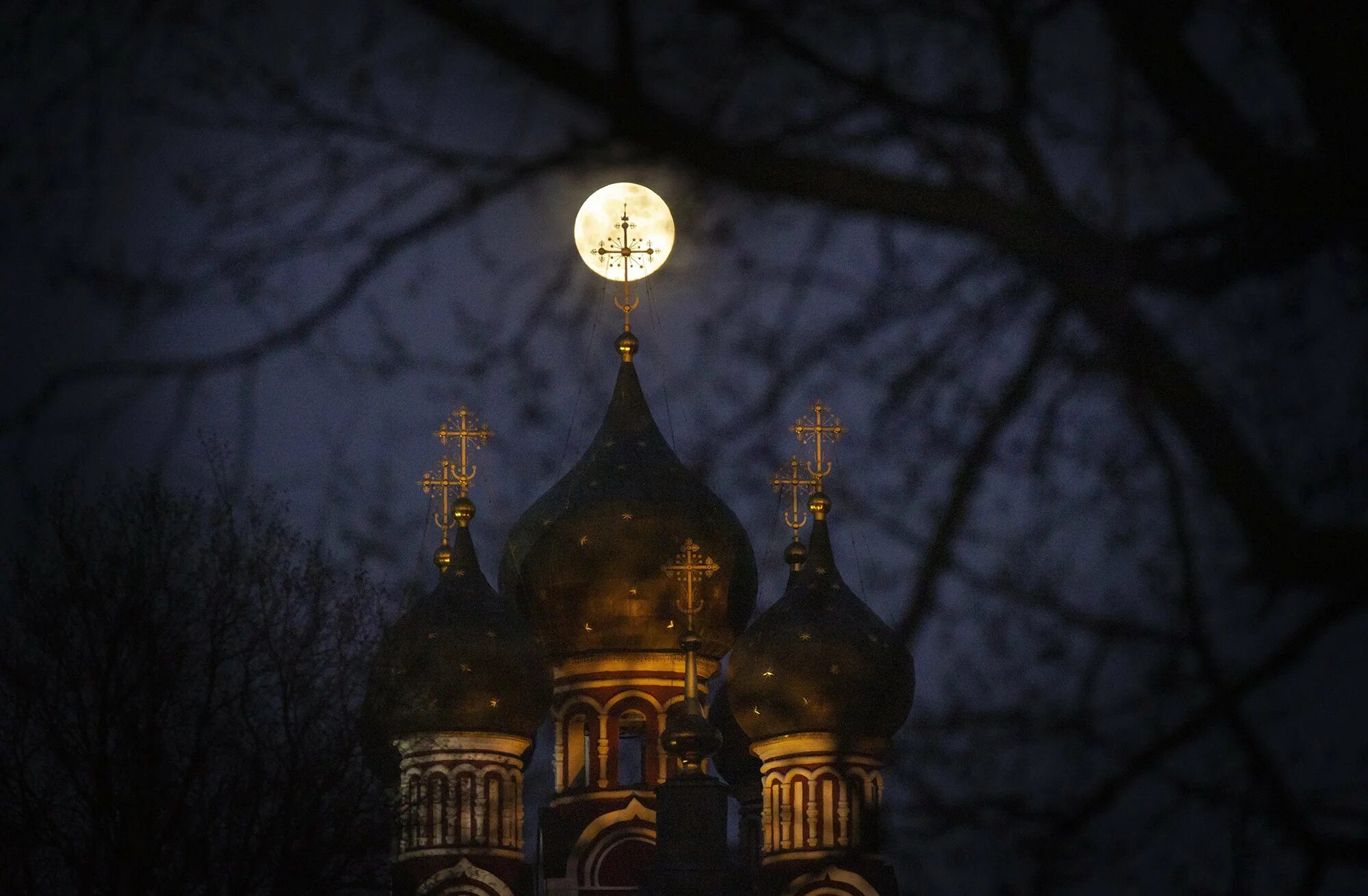 Луна поднималась и освещала. Суперлуние в Москве. Апрельская ночь. Ночной апрель. Освещенный фонарем храм.