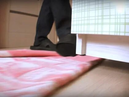 Как легче передвинуть шкаф по линолеуму