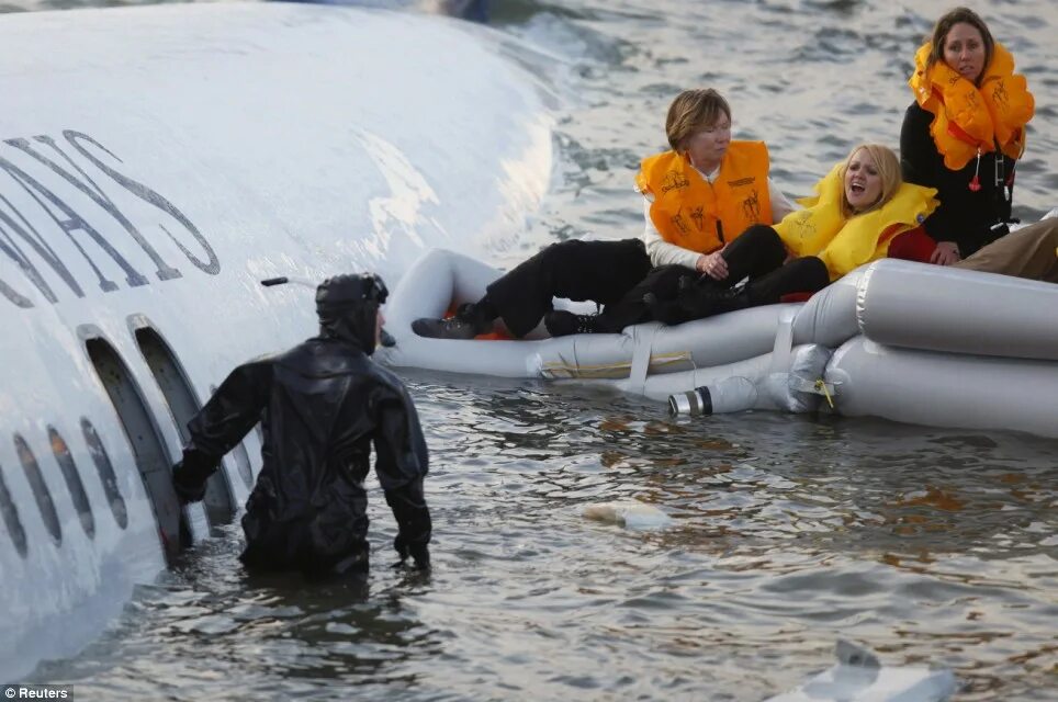 Hudson river plane crash. Гудзон 15 января 2009. Крушение а320 в Гудзоне. Самолёт на Гудзоне 2009. Авиакатастрофа на Гудзоне 2009.