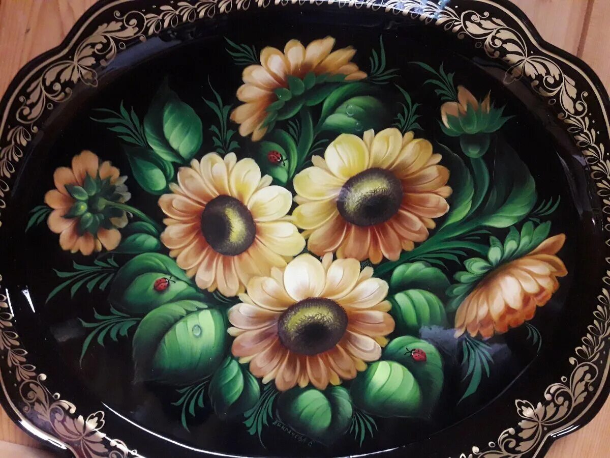 Городец роспись мастер. Народные промыслы золотая хохлома. Петриковская роспись история. Роспись стен. Роспись стен в классе.