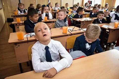 И учится в школе ей