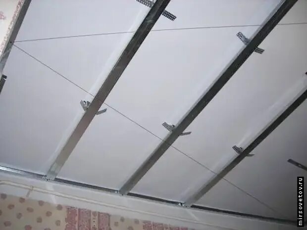 Каркас пвх потолок. Каркас для пластикового потолка. Каркас для потолка из панелей пвх. Профиль для крепления панелей пвх к потолку. Обрешетка для панелей пвх на потолке.