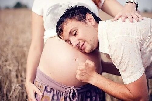 Беременную маму папу. Беременные мужчины. Папы и животик. Малыш обнимает мамин животик. Беременный папа.