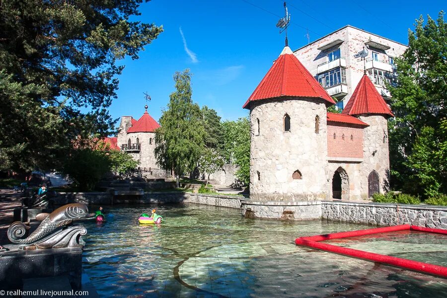 Детский парк «андерсенград», сосновый бор. Андерсенград в сосновом бору. Сосновый бор замок андерсенград. Деревня андерсена. Парк андерсена в сосновом бору.