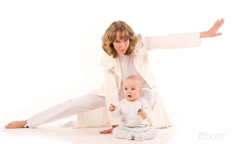 Looking under mom's skirt. Under mom. Complementary feeding definition. Карикатуры к европейскому дню менопаузы. Плохие мамочки с детьми.