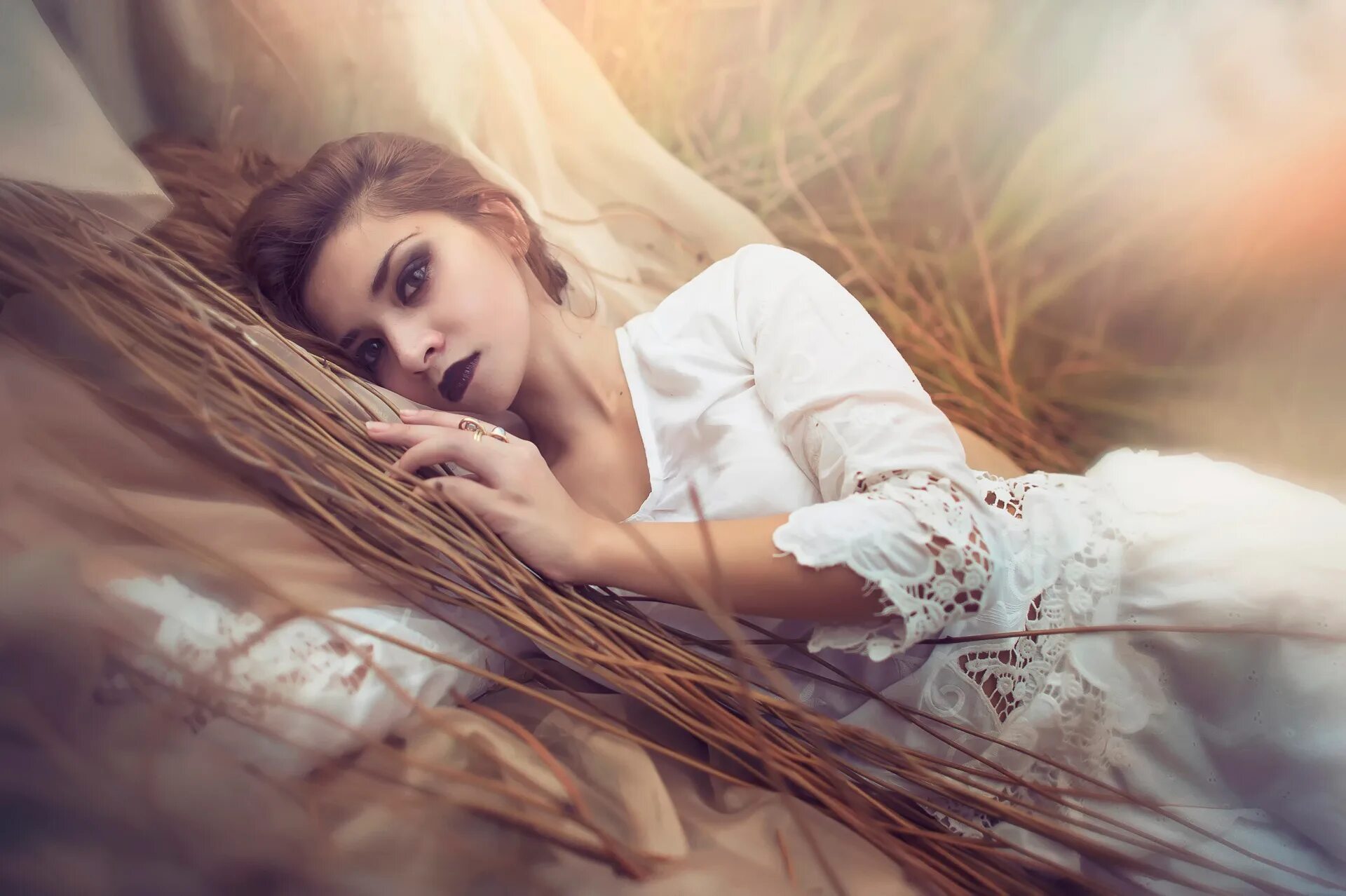 Женщина мечтает песня. Девушка в облаках. Красивая девушка задумалась. Девушка в платье красивая. Женская душа.