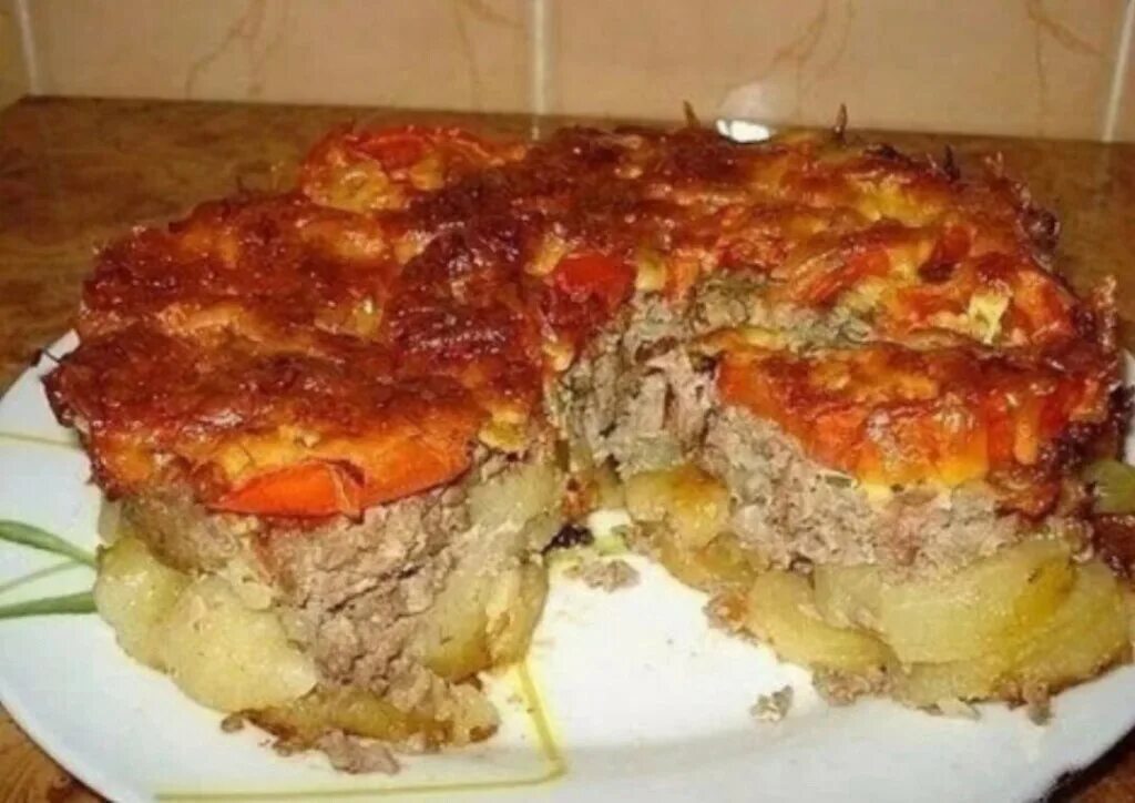 Картошка с филе под шубой. Картофель под шубой. мясо под картофельной шубкой. картофель под шубой в духовке. мясо под шубой с грибами и картошкой в духовке.