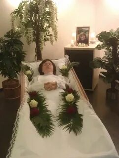 Салтанат в гробу похороны фото