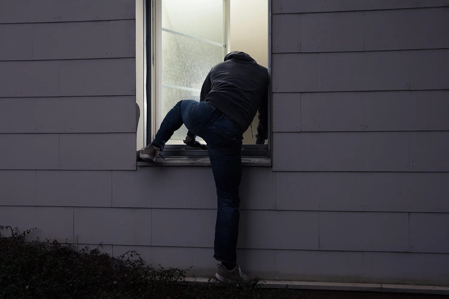 Грабитель в окно. Чел врывается в дверь. Человек залезает в окно. Лифт в подъезде. Два парня пробрались в дом к девушке спящей.