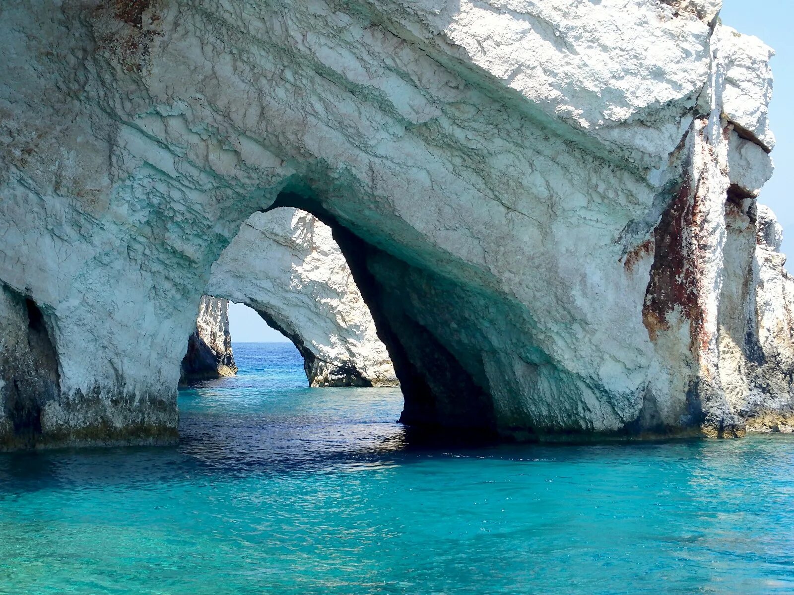 Закинтос остров в Греции. Голубая Лагуна Греция Закинтос. Грот голубой лагуны Фиджи. Лагуна в пещере. Blue coast