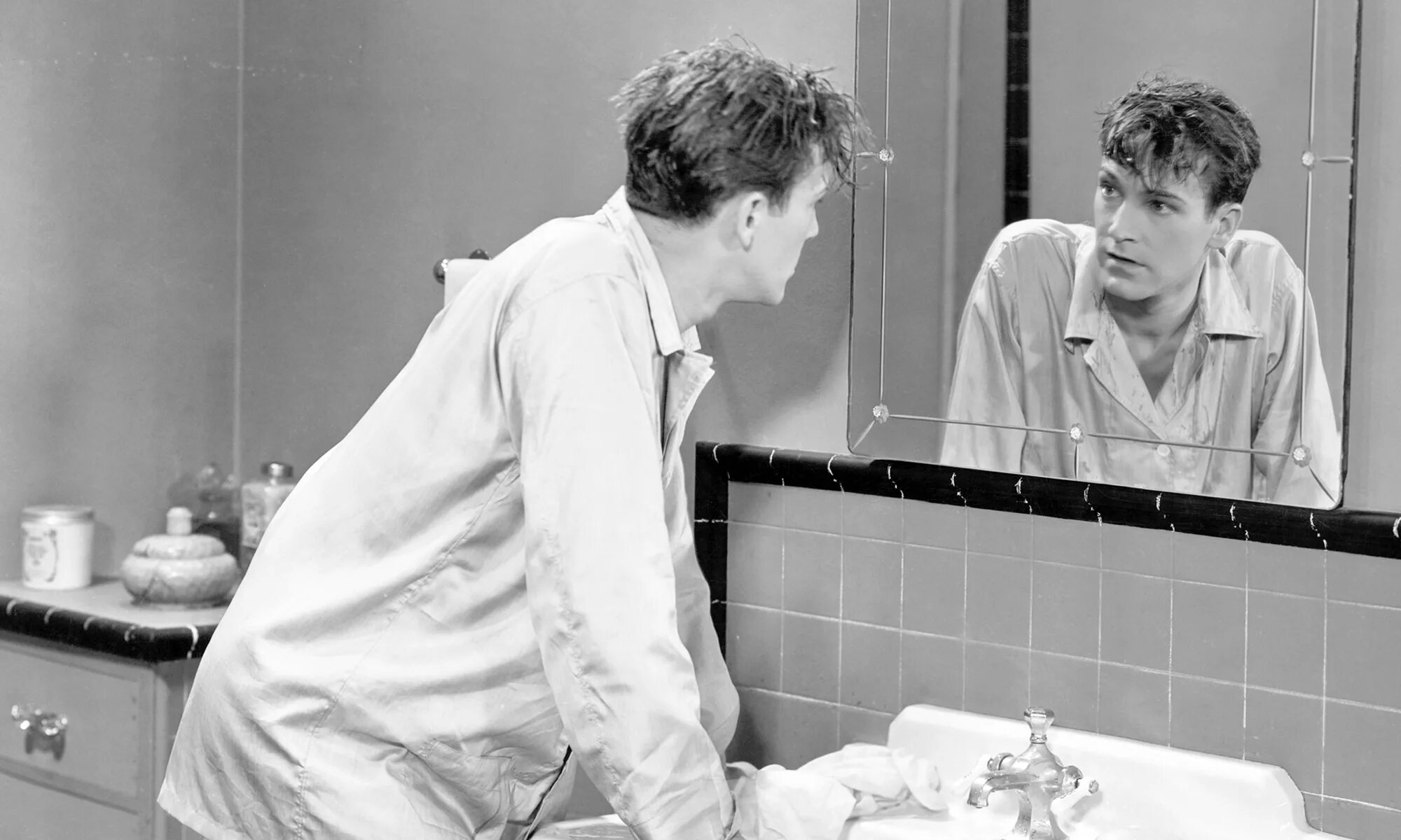 Started suddenly. Человек облокотился на раковину. Человек в ванной. Мужчина у зеркала в ванной. Человек в раковине.