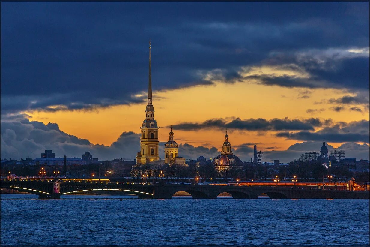 Петропавловская крепость с Невы. Петропавловская крепость вид с Невы. Петропавловская крепость в Санкт-Петербурге вечером. Петербург Петропавловка вид с Невы. Ковид в санкт петербурге