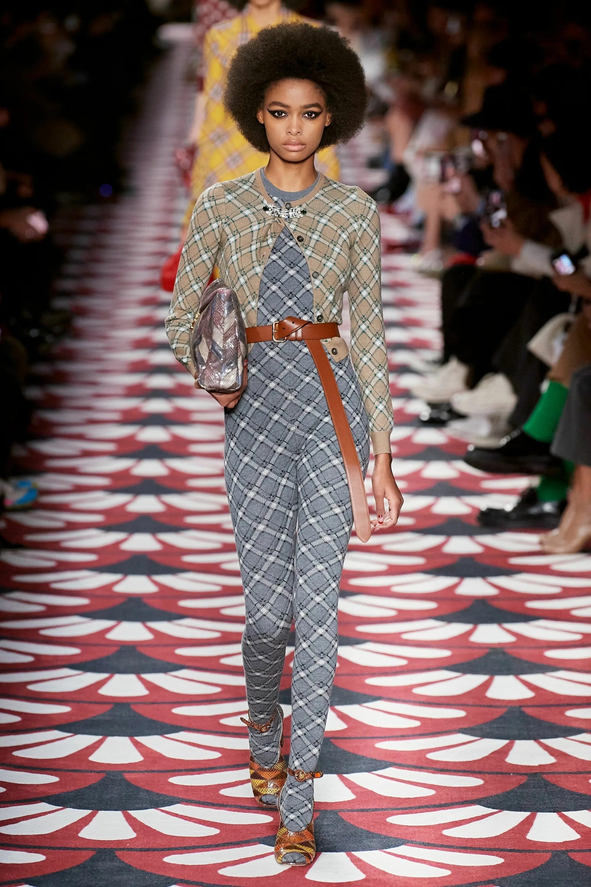 Миу миу показ. Miu miu fall 2025. miu miu 2025. miu miu показ 2025. miu miu 2025.
